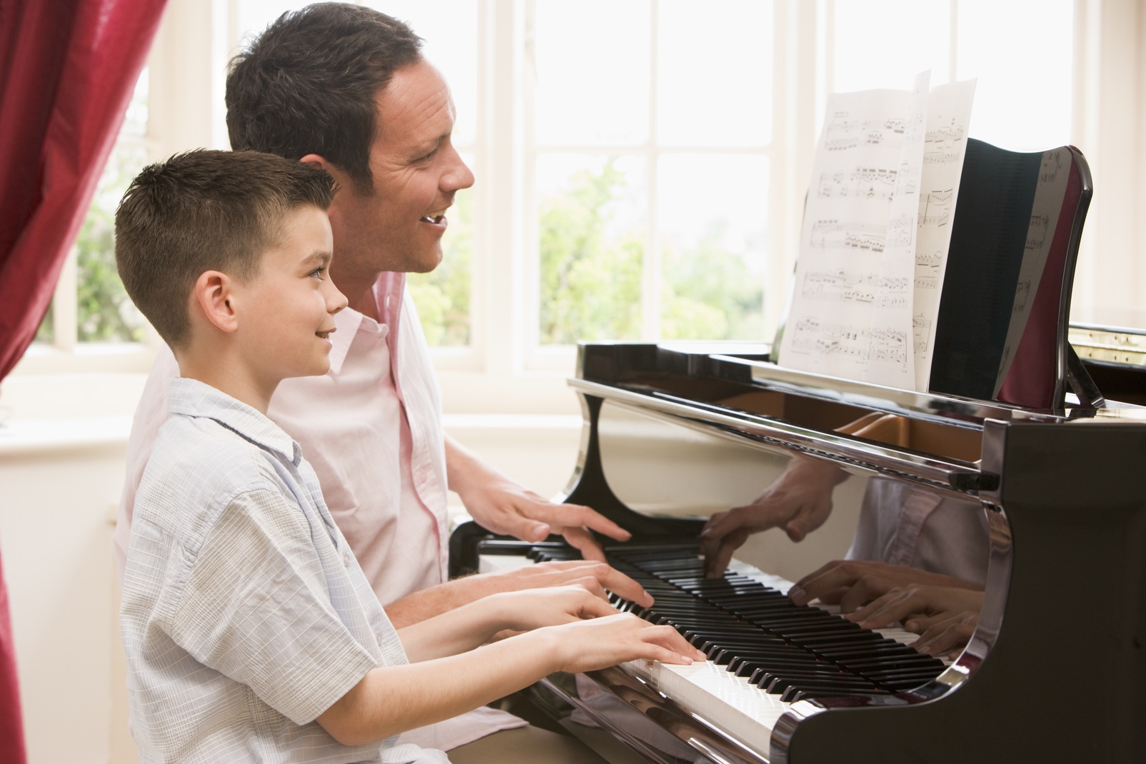 They are playing the piano переспроси. Ребенок за фортепиано. Игра на музыкальных инструментах. Игра на фортепиано. Пианино для детей.