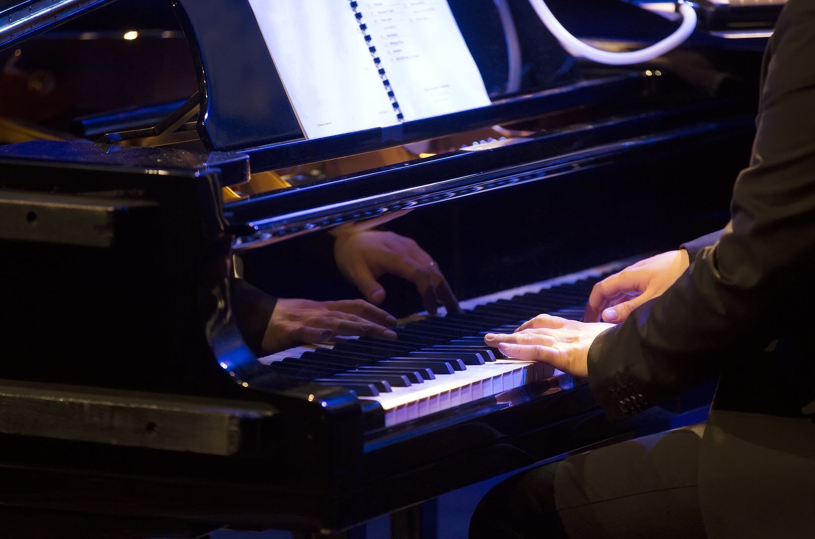 When playing the piano. Пианино и человек. Человеческое пианино. Однорукий пианист. Пианист в казино.